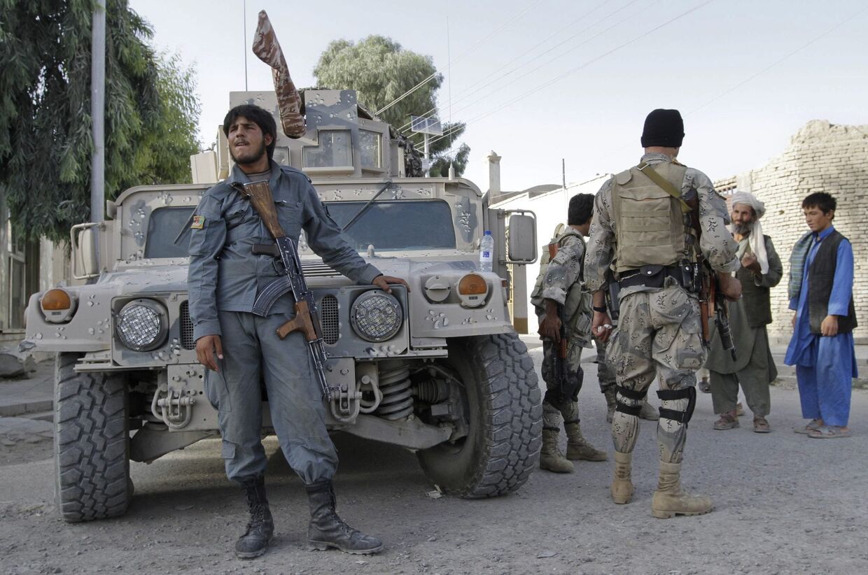 Военные силы Афганистана около дома убитого Кандагара Ахмада Вали Карзая