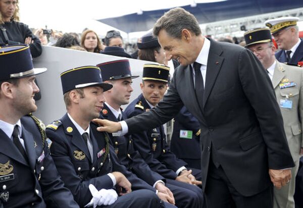 Президент Франции Николя Саркози с солдатами во время парада в честь Дня взятия Бастилии