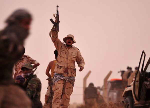 Ливийские боевики во время перестрелки