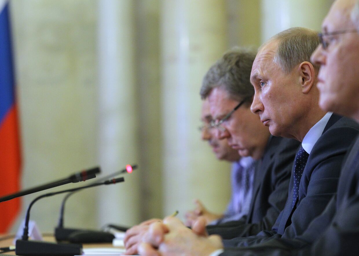 Премьер-министр РФ В.Путин провел встречу с экономистами РАН