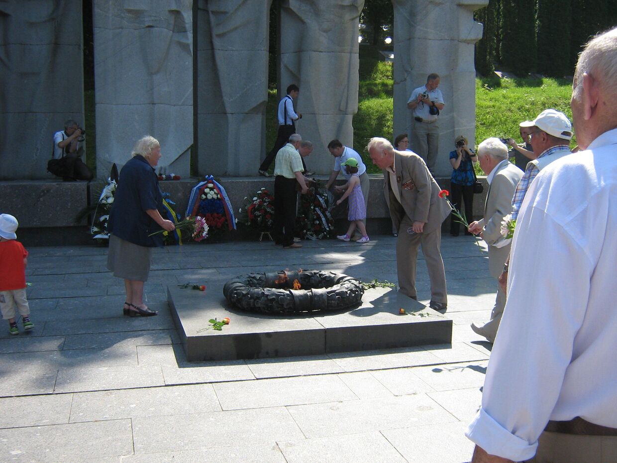 Церемония возложения цветов к мемориалу в Вильнюсе