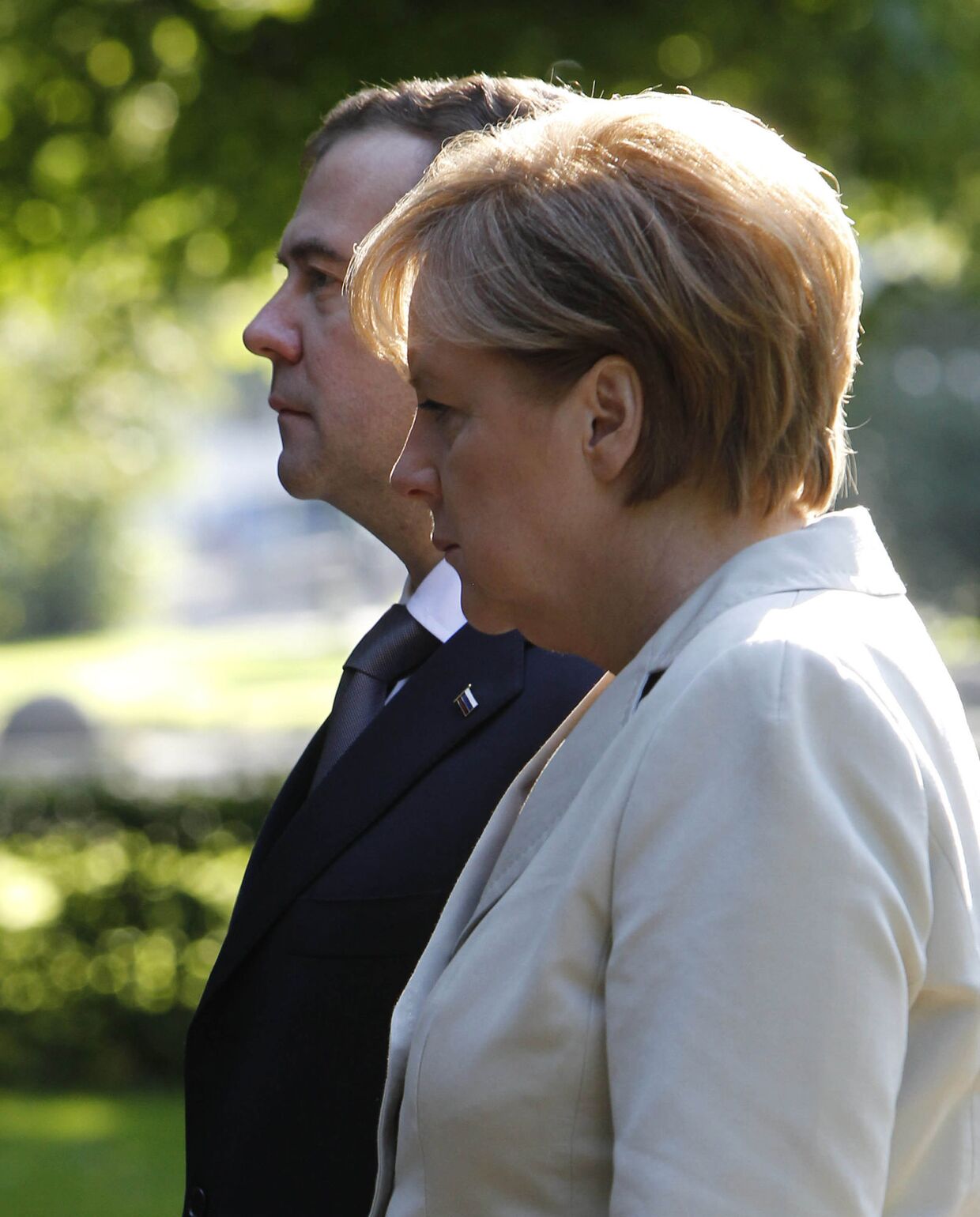 Президент РФ Дмитрий Медведев и канцлер ФРГ Ангела Меркель возложили венок к памятнику погибшим в Ганновере в годы войны