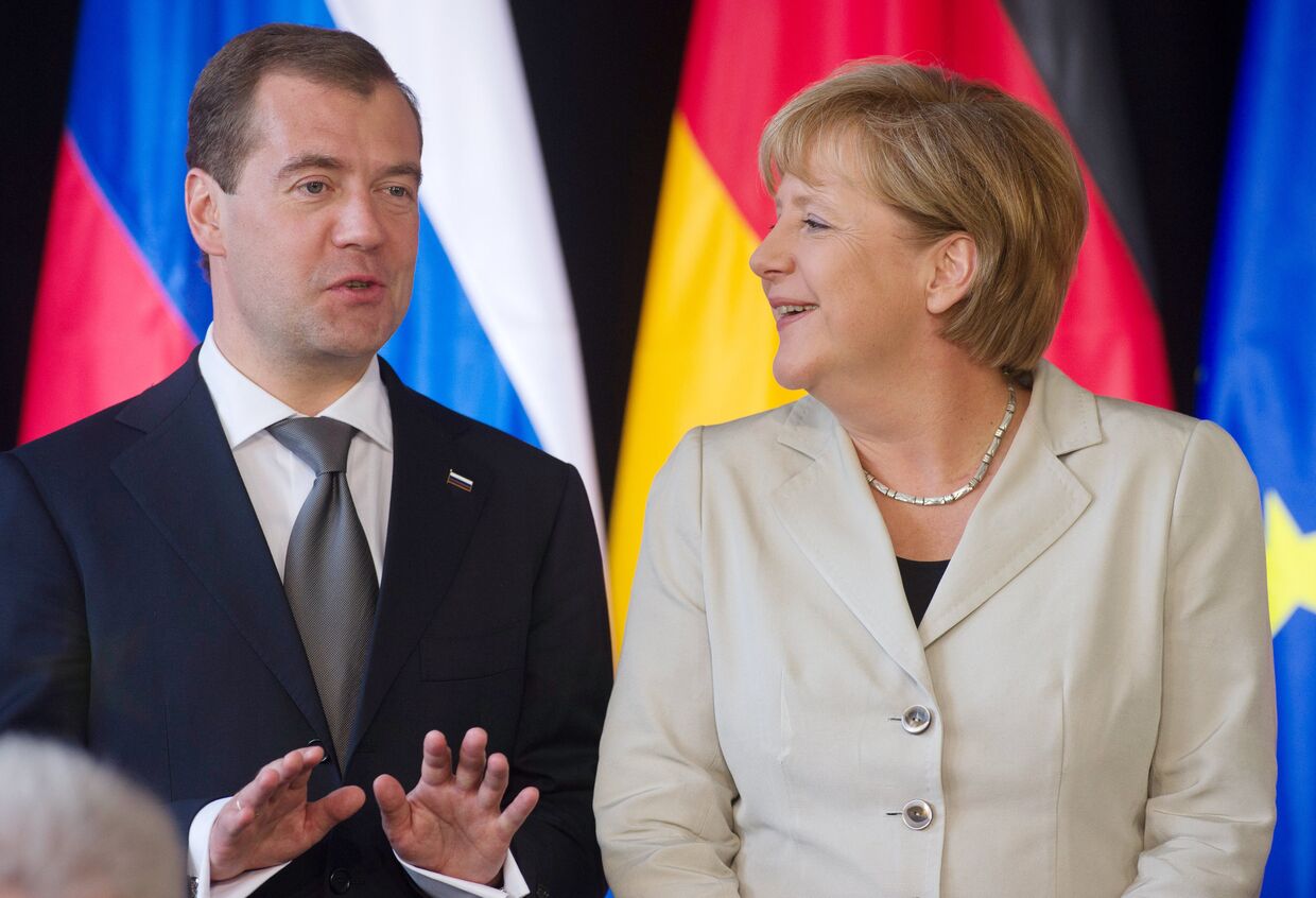Президент РФ Д. Медведев и канцлер ФРГ А. Меркель на церемонии подписания совместных российско-германских документов