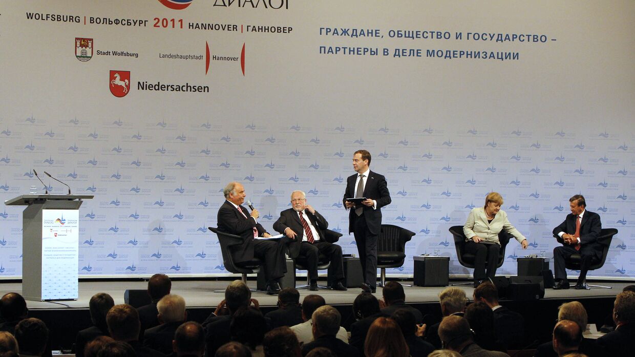 Президент РФ Дмитрий Медведев принял участие в заседании форума Петербургский диалог