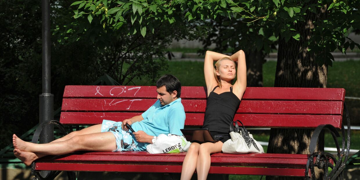 Отдых горожан на Манежной площади в Москве