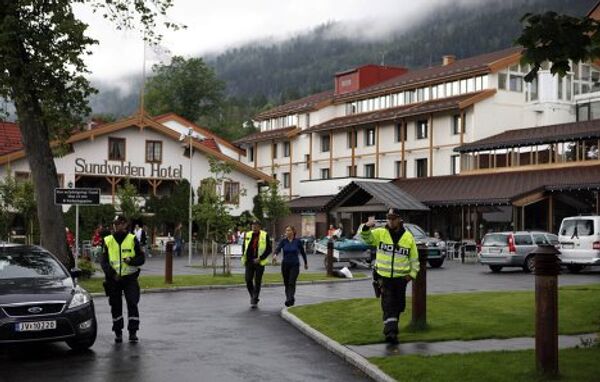 Полиция охраняет отель, куда прибыли пострадавшие и родственники погибших