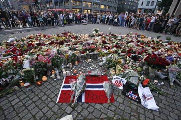Жители Осло несут цветы и свечи к кафедральному собору