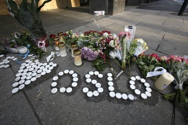 Свечи и цветы на месте взрыва в Осло