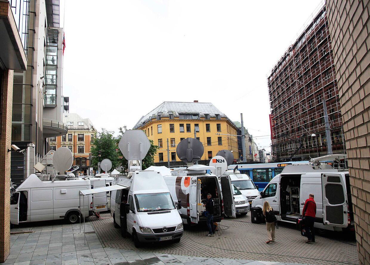 Журналисты у здания суда в Осло