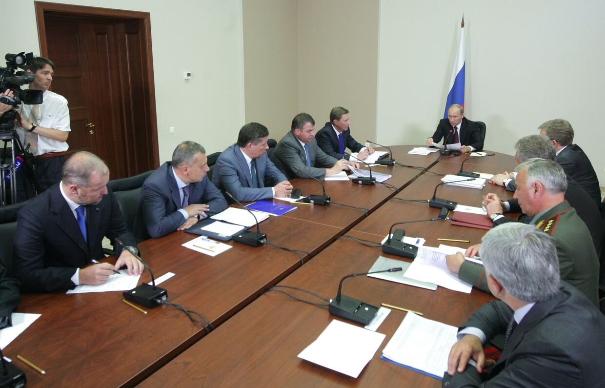 Премьер-министр РФ Владимир Путин провел совещание по вопросу размещения гособоронзаказа в 2011 году