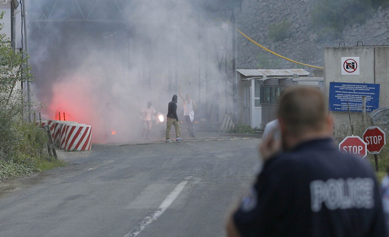 Примерно 200 сербских жителей Косово вечером в среду подожгли пограничный переход Ярине, ведущий в Сербию