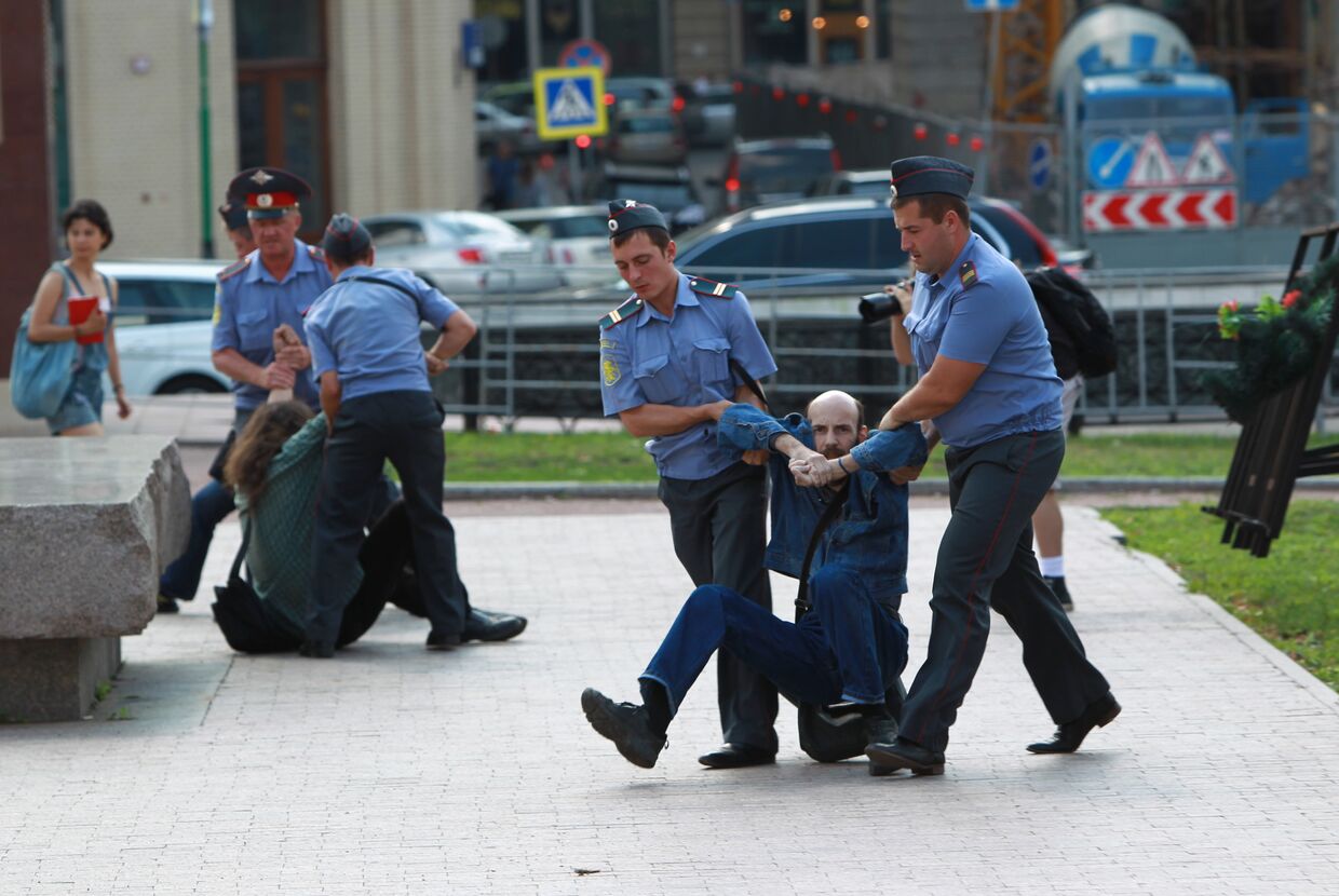 Задержание активистов оппозиционных движений на Лубянской площади в Москве