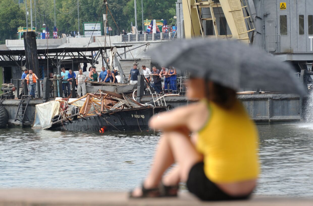 Работы по подъему катера, затонувшего в ночь на 31 июля в Москве-реке