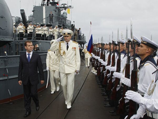 Президент РФ Д. Медведев посетил флагманский корабль Балтийского флота эсминец Настойчивый