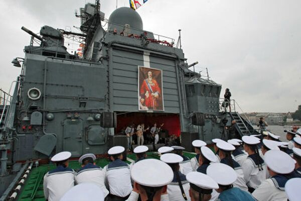 Выступление группы Мумий Тролль в честь Дня ВМФ на палубе сторожевого корабля Ярослав Мудрый