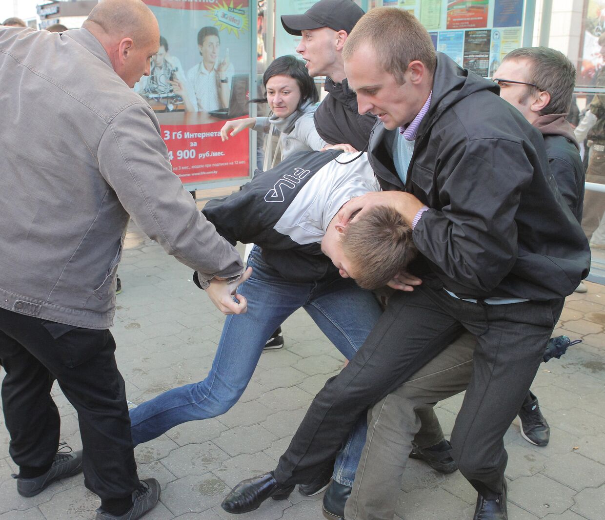 Задержание участников акции протеста движения Революция через социальные сети в День Независимости Белоруссии