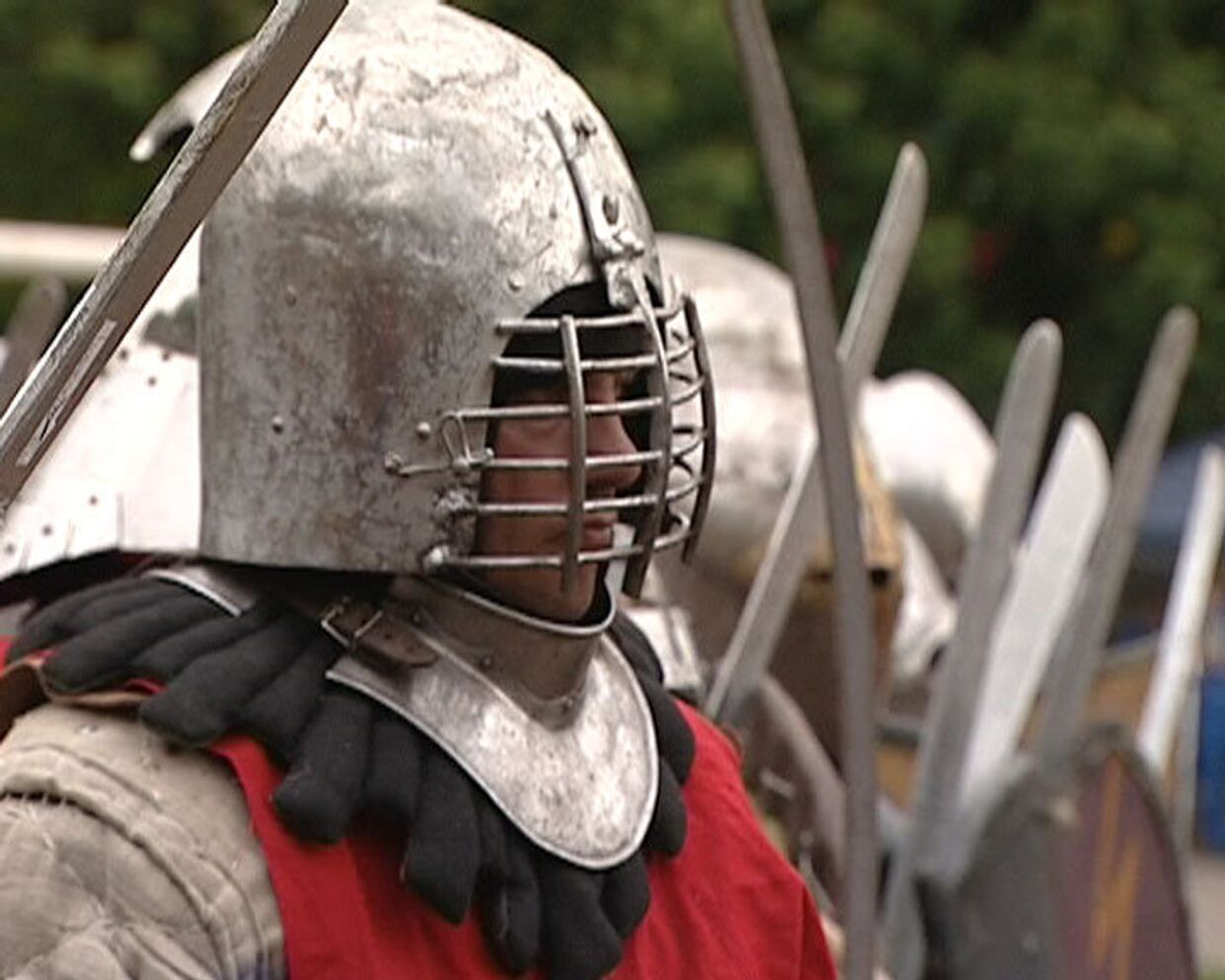 Сотни рыцарей в доспехах устроили битву в центре Москвы
