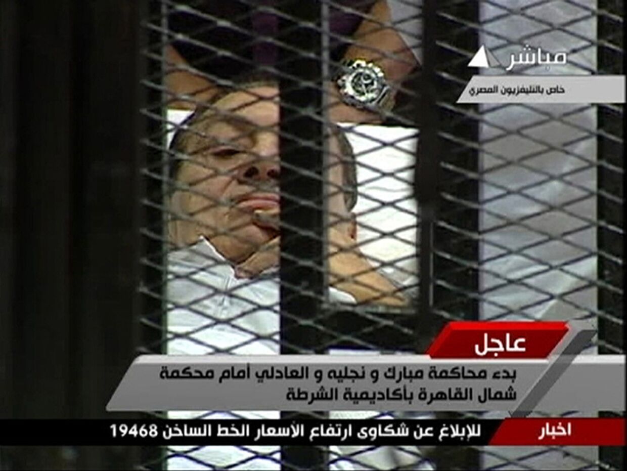 Хосни Мубарак на носилках был доставлен в зал суда в полицейской академии в пригороде Каира