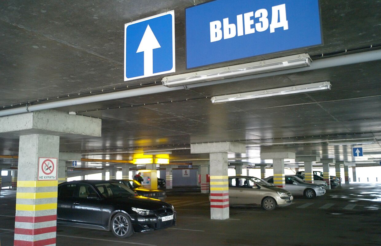 Многоярусная семиэтажная парковка в ТЦ Акрополь в Калининграде