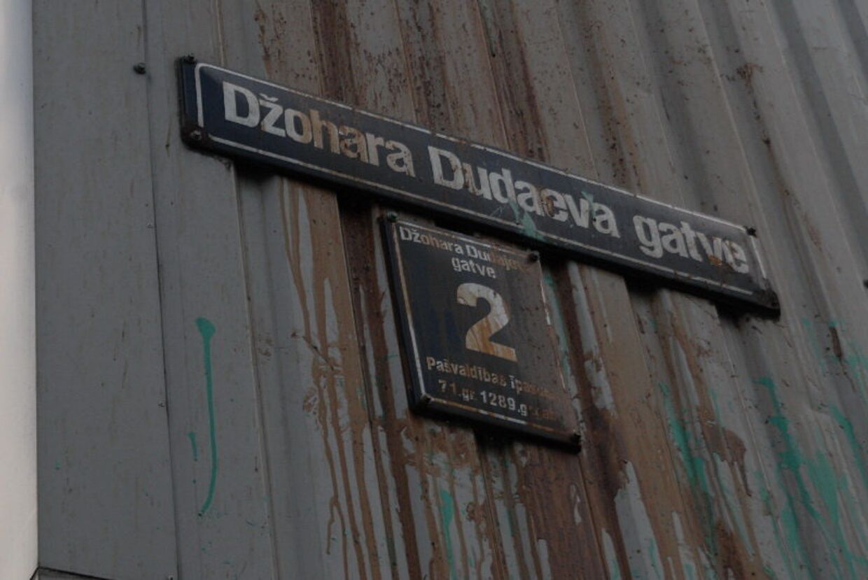  В Риге замазали краской таблички с именем Дудаева