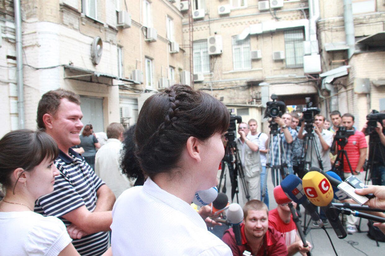 Прокурор Лилия Фролова у здания Печерского райсуда Киева 1.08.2011 года