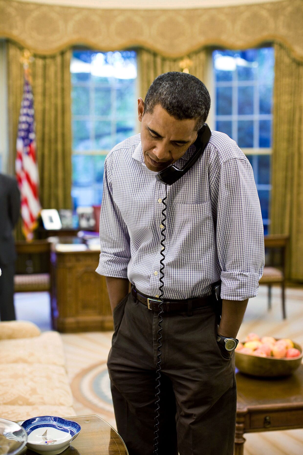 Президент США Барак Обама разговаривает по телефону