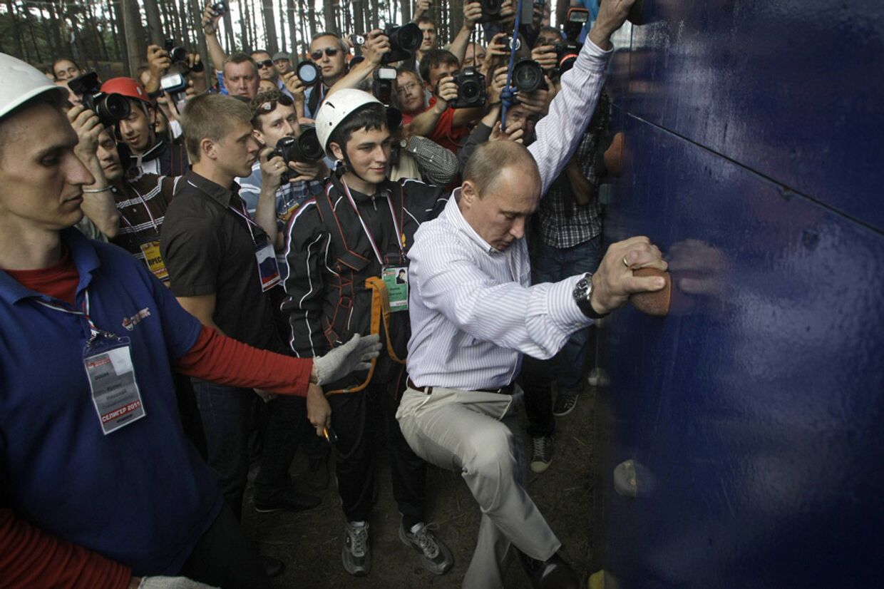 Премьер-министр России Владимир Путин взбирается на стену для скалолазания в ходе визита на Селигер 