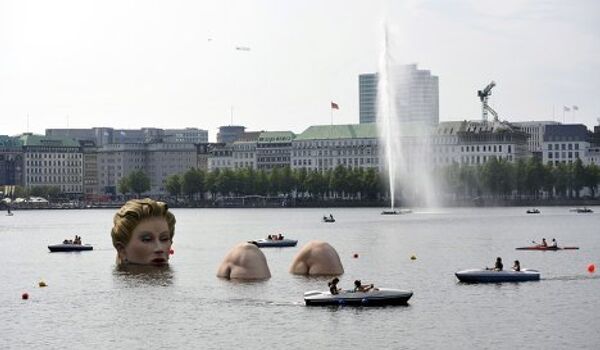 Скульптура русалки в водах озера Альстер