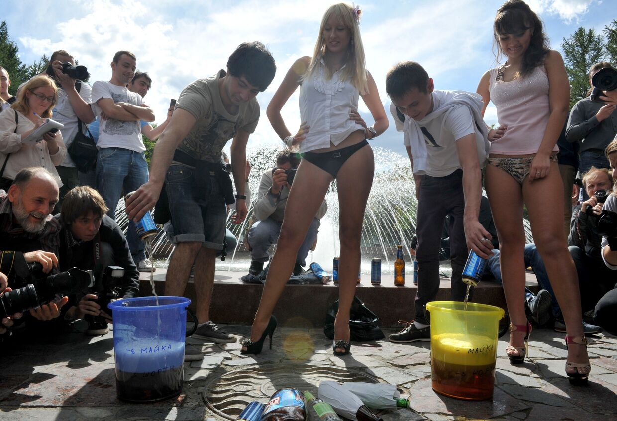 Девушки из группы ВКонтакте Медведев - наш президент провели акцию в поддержку инициатив Дмитрия Медведева по ужесточению госрегулирования алкогольной отрасли в Новопушкинском сквере в Москве