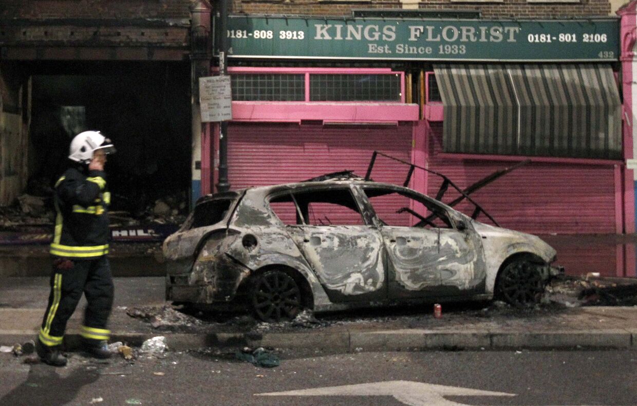 В районе Тоттенхэм на севере Лондона вспыхнули беспорядки