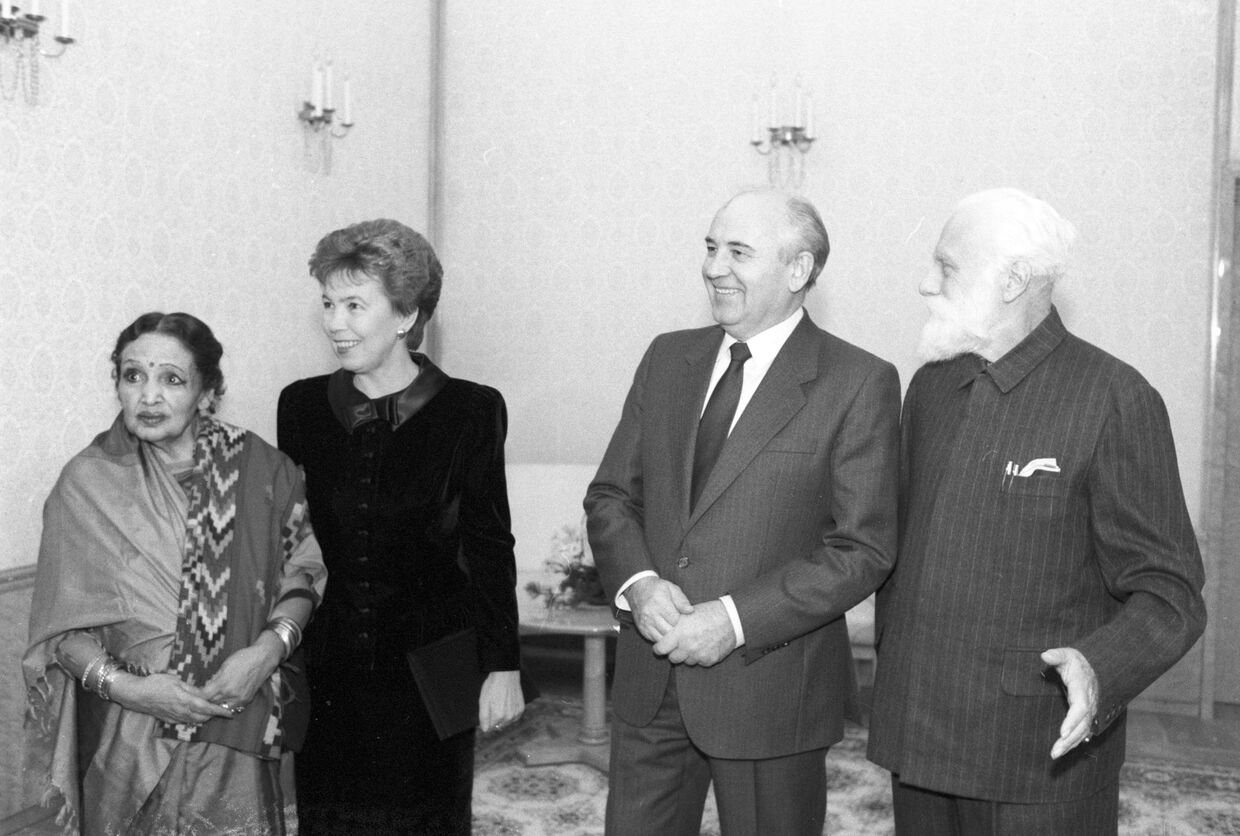 Михаил Горбачев и Светаслав Рерих с супругами в Кремле