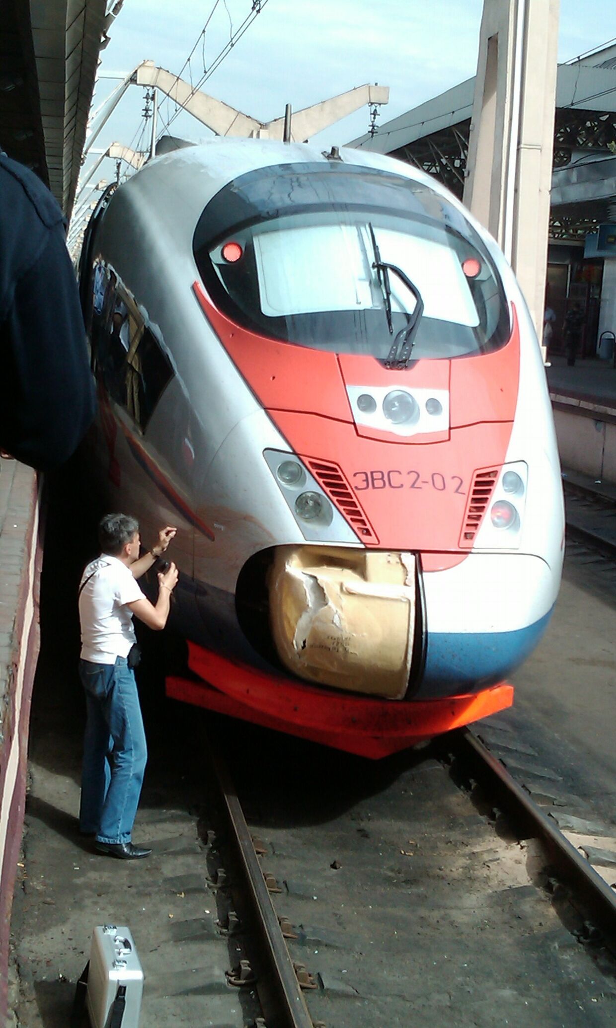 Криминалист работает у поезда «Сапсан», который во время рейса  из Петербурга в Москву 24 июня сбил человека