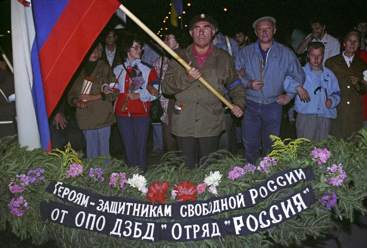 Панихида на месте гибели защитников Белого дома Панихида на месте гибели защитников Белого дома