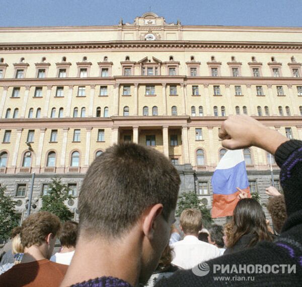 Демонстранты на Лубянской площади протестуют против участия КГБ в путче.