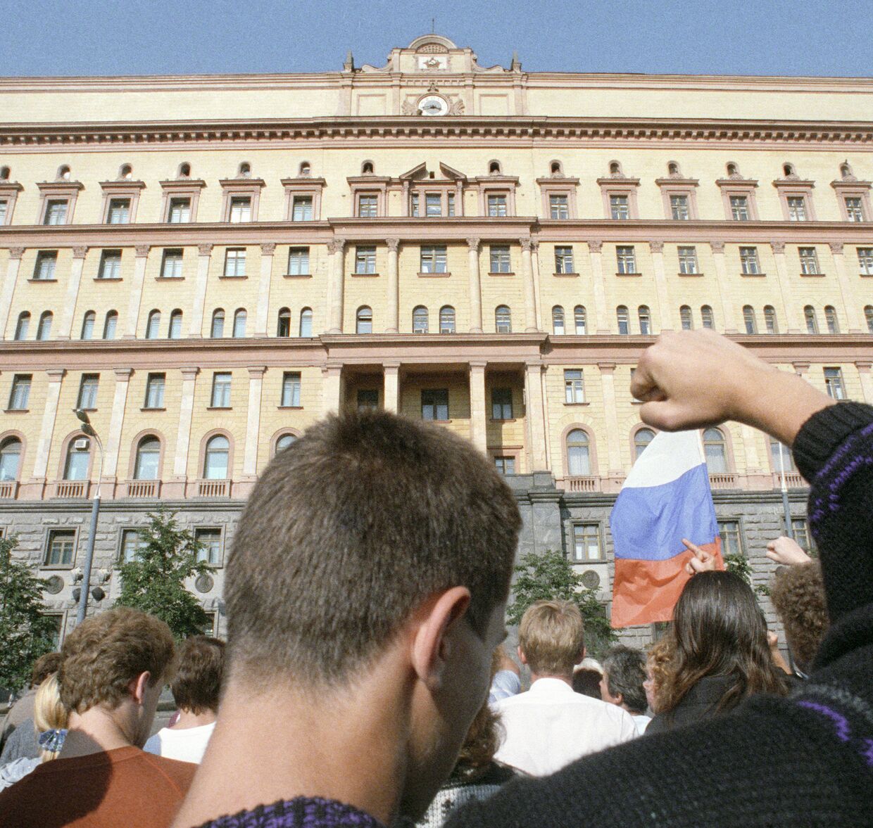 Демонстранты на Лубянской площади протестуют против участия КГБ в путче.