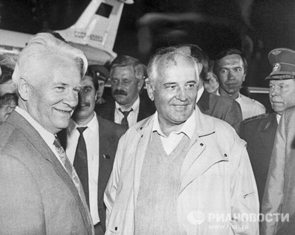 Встреча М.Горбачёва в аэропорту Внуково после его возвращения из Фороса