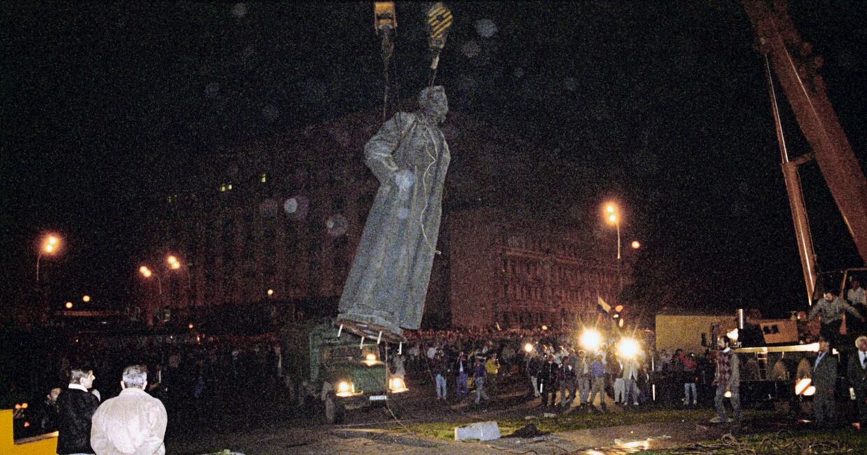 Демонтаж памятника Ф.Э.Дзержинскому в Москве