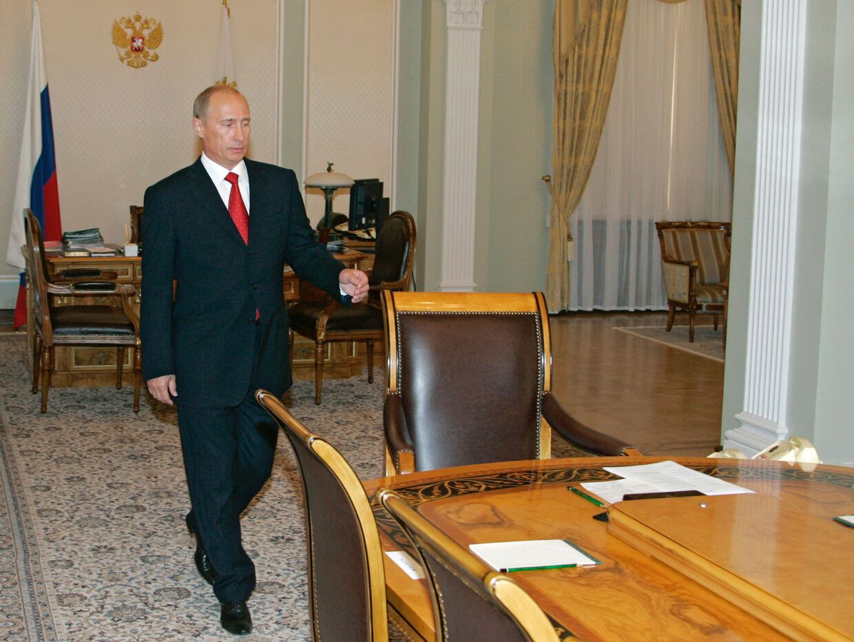 Президент России провел совещание с членами правительства РФ