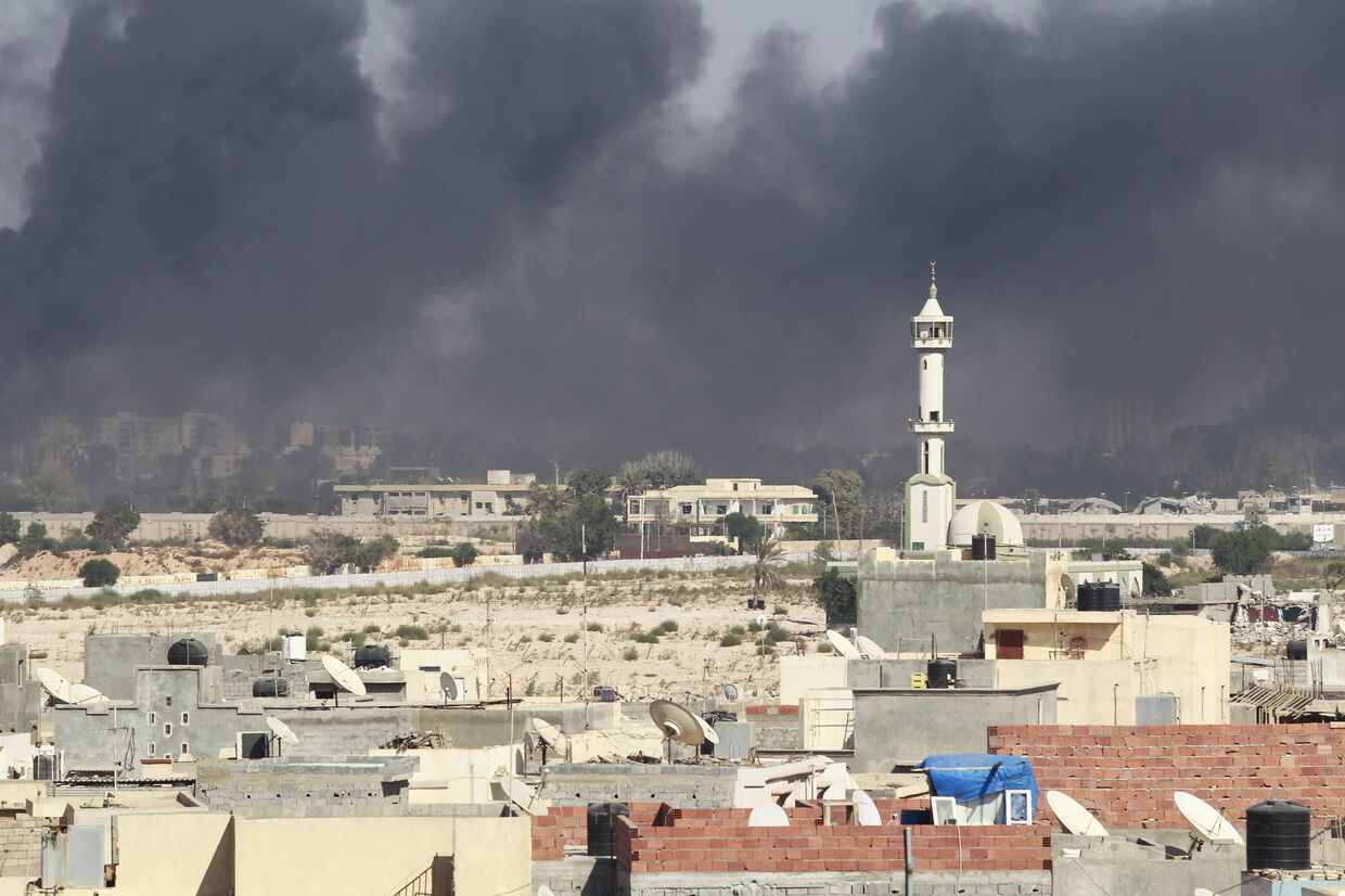 Ливийские мятежники штурмуют резиденцию Муамара Каддафи в квартале Баб-аль-Азизия в Триполи
