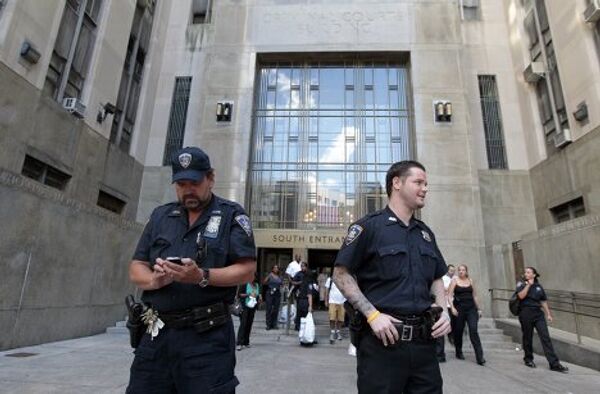 Эвакуация людей из здания суда в Нью-Йорке после землетрясения на восточном побережье США
