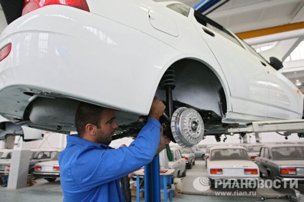 Первый экспериментальный выпуск автомобилей марки Лада Приора сошел с конвейера автосборочного предприятия Чеченавто