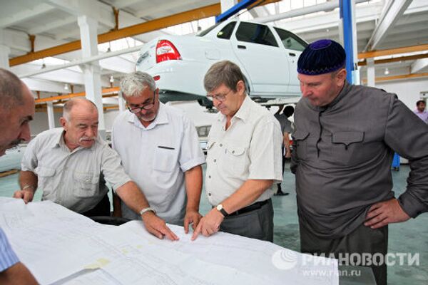 Первый экспериментальный выпуск автомобилей марки Лада Приора сошел с конвейера автосборочного предприятия Чеченавто