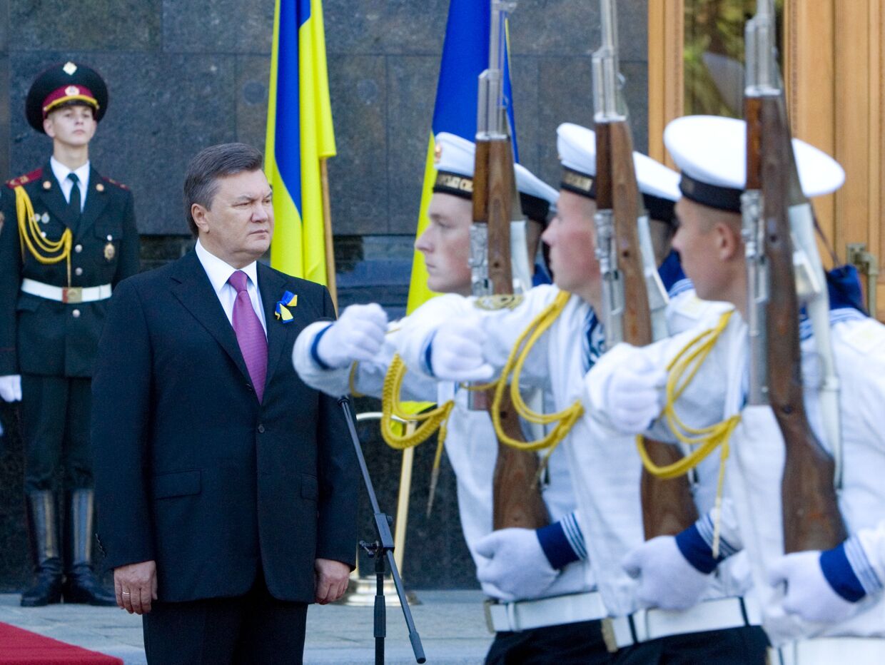 Президент Украины В.Янукович на церемонии поднятия Государственного Флага Украины