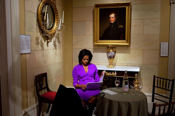 Первая леди США Мишель Обама просматривает свою речи перед выступлением в музее Метрополитан
