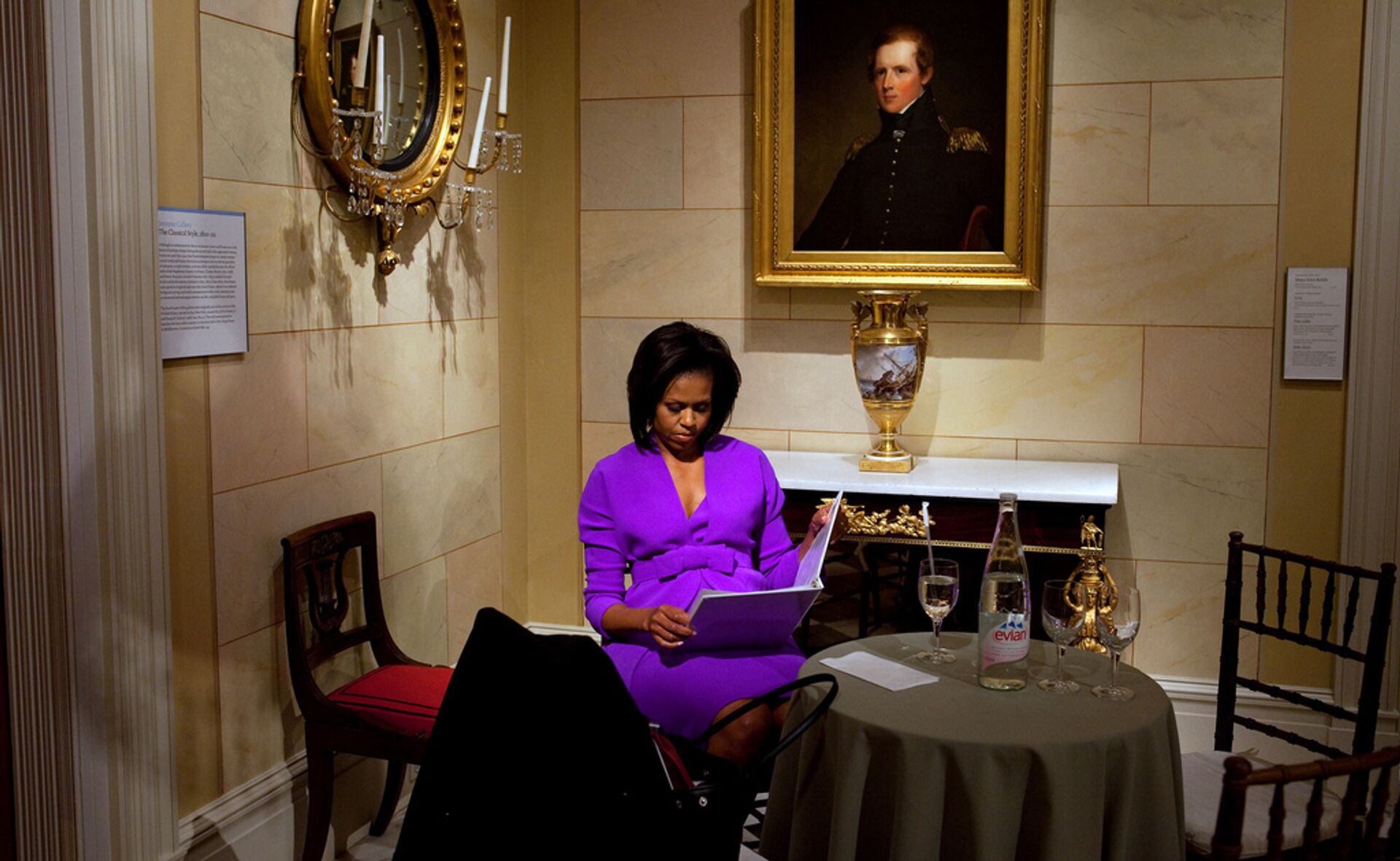 Первая леди США Мишель Обама просматривает свою речи перед выступлением в музее Метрополитан - ИноСМИ, 1920, 16.03.2021