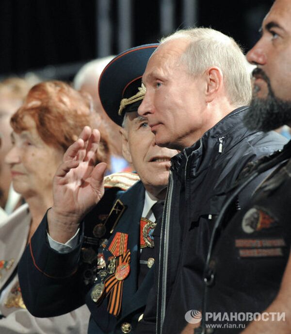 Премьер-министр РФ Владимир Путин на 16-м байк-фестивале в Новороссийске
