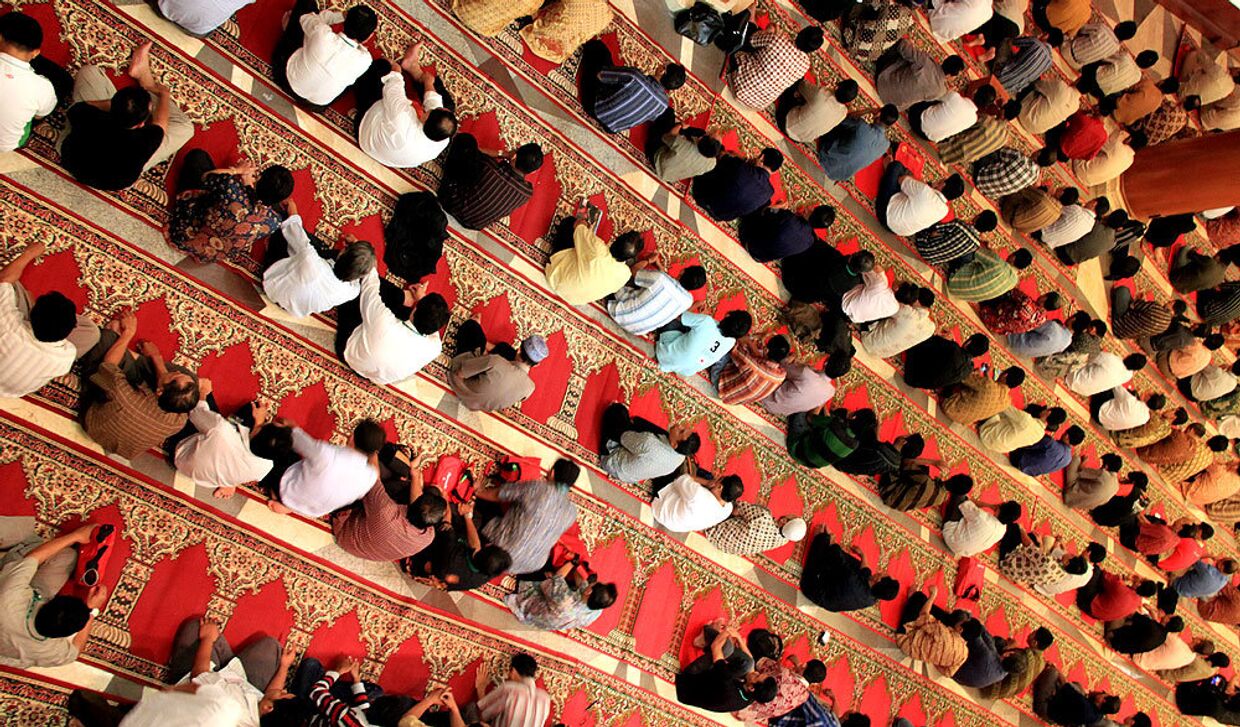 Мусульмане в мечети Джакарты