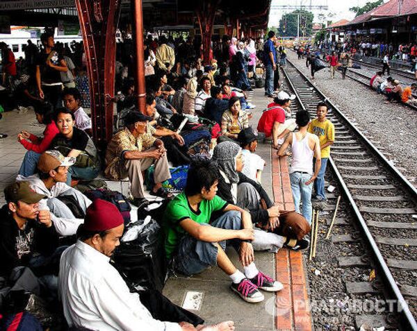 Верующие в ожидании поезда на джакартском вокзале