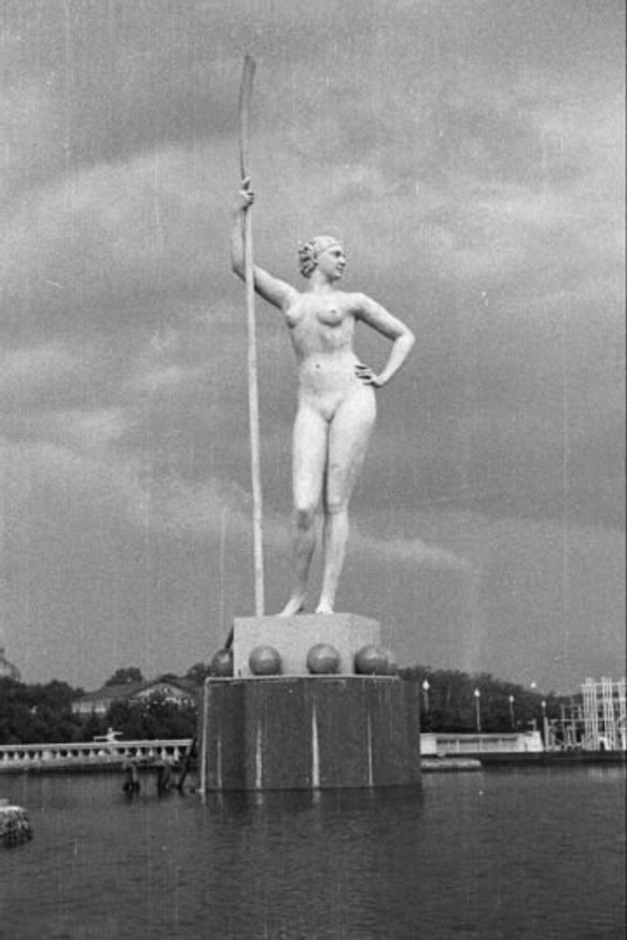 Памятник Девушка с веслом