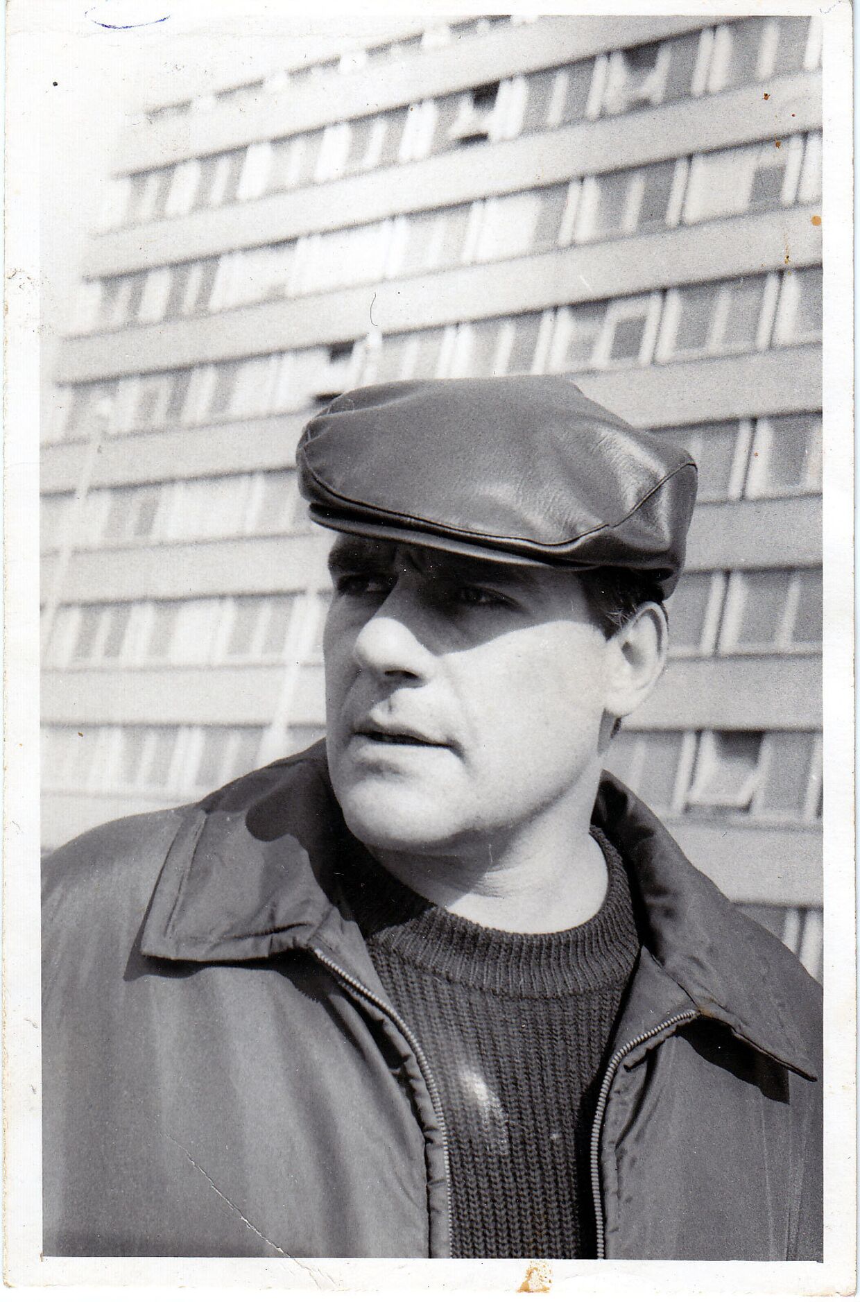 Писатель Сергей Довлатов на фоне таллинского дома печати. 1974 год